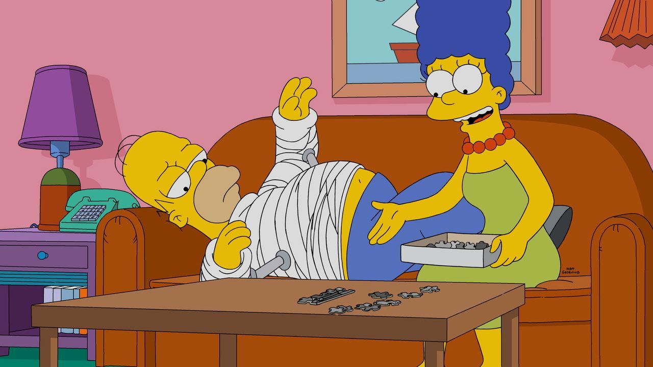 Nach einem Arbeitsunfall muss Homer (l.) einen Gips tragen. Eine Situation, die weder ihn, noch seine Frau Marge (r.) sonderlich befriedigt ... - Bildquelle: 2016-2017 Fox and its related entities. All rights reserved.