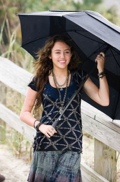 Gegen ihren Willen muss die 17-jährige Veronica "Ronnie" Miller (Miley Cyrus) die Ferien bei ihrem Vater in einem kleinen Küstenstädtchen in Nort... - Bildquelle: Sam Emerson SMPSP Touchstone Pictures.  All Rights Reserved