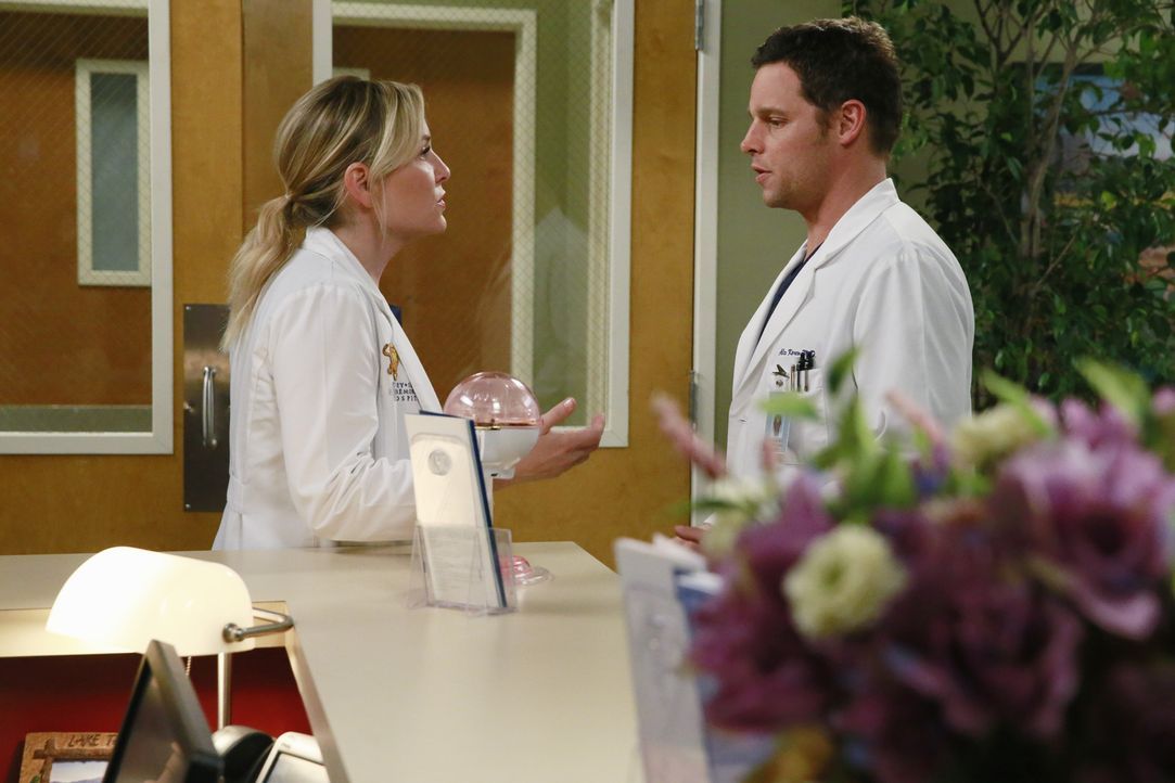 Während Alex (Justin Chambers, r.) sich um die Patienten des Flugzeugabsturz kümmert, macht sich Meredith (Ellen Pompeo, l.) große Sorgen um Derek .... - Bildquelle: ABC Studios