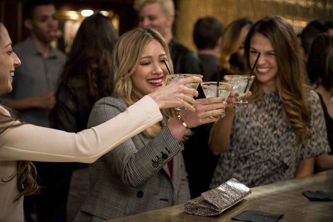 Als Kelsey (Hilary Duff, l.) und Liza (Sutton Foster, r.) die Vertragsunterzeichnung mit dem schwedischen Autor Anton feiern, artet der Abend aus un... - Bildquelle: Hudson Street Productions Inc 2015