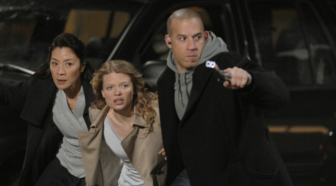 Als der eiskalte Söldner Toorop (Vin Diesel, r.) erfährt, dass Schwester Rebeccas (Michelle Yeoh, l.) Zögling Aurora (Mélanie Thierry, M.)  in New Y... - Bildquelle: 2008 BABYLON A.D SAS / BABYLON FILMS LIMITED / STUDIOCANAL / M6 FILMS