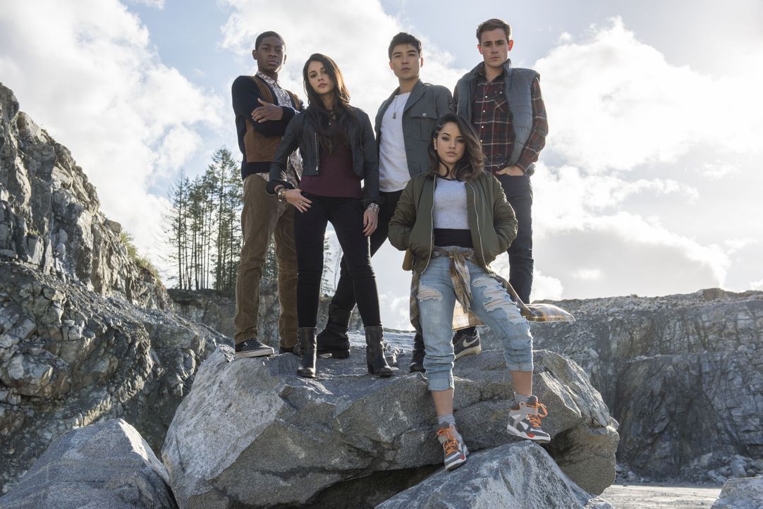 (v.l.n.r.) Billy (RJ Cyler), Kimberly (Naomi Scott), Zack (Ludi Lin), Trini (Becky G), Jason (Dacre Montgomery) - Bildquelle: Kimberley French 2017 SCG Power Rangers LLC. All Rights Reserved. / Kimberley French