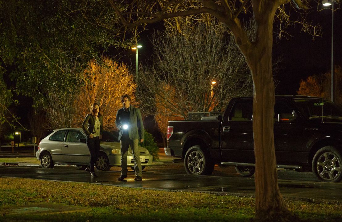 Haben Jamie (Kristen Connolly, l.) und Mitch (Billy Burke, r.) endlich die Haustiere gefunden, die aus der Nachbarschaft abgehauen sind? - Bildquelle: Steve Dietl 2015 CBS Broadcasting Inc. All Rights Reserved.