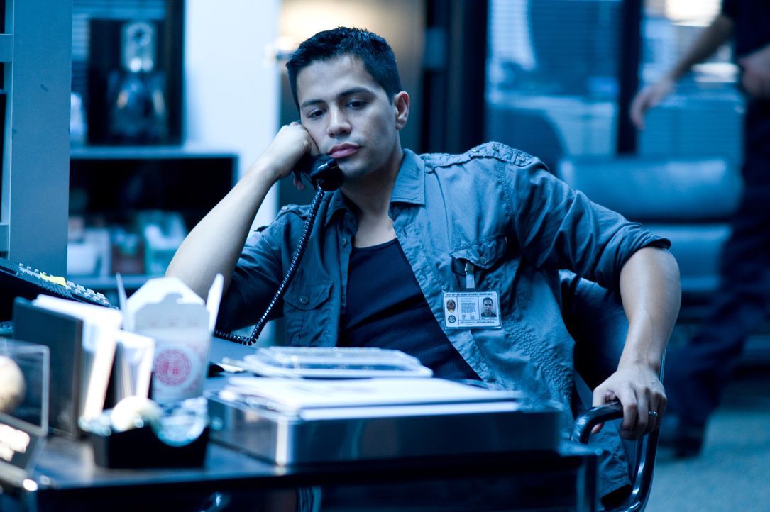 Auf welcher Seite steht der Polizist Eddie Hatcher (Jay Hernandez) wirklich? - Bildquelle: 2010 Screen Gems, Inc. All Rights Reserved.