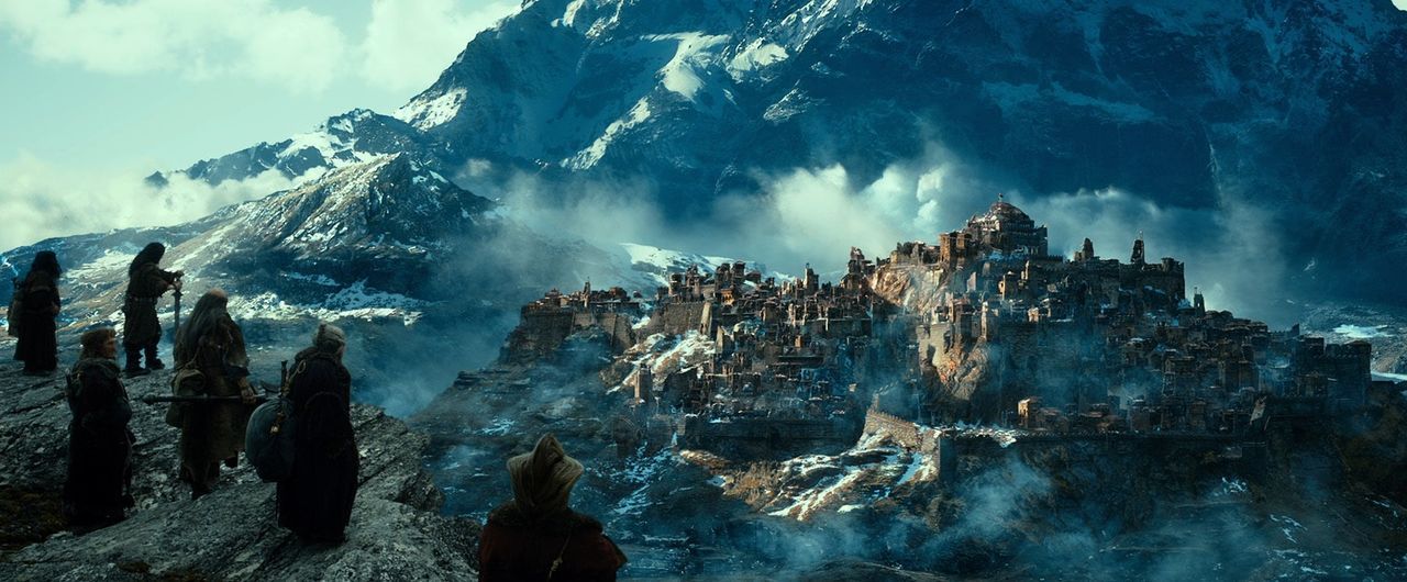 Auf der Suche nach Smaugs Einöde müssen Bilbo und seine Gefährten das Nebelgebirge überqueren, den Düsterwald durchforsten, aus einer Elbenburg entk... - Bildquelle: 2013 METRO-GOLDWYN-MAYER PICTURES INC. and WARNER BROS. ENTERTAINMENT INC.