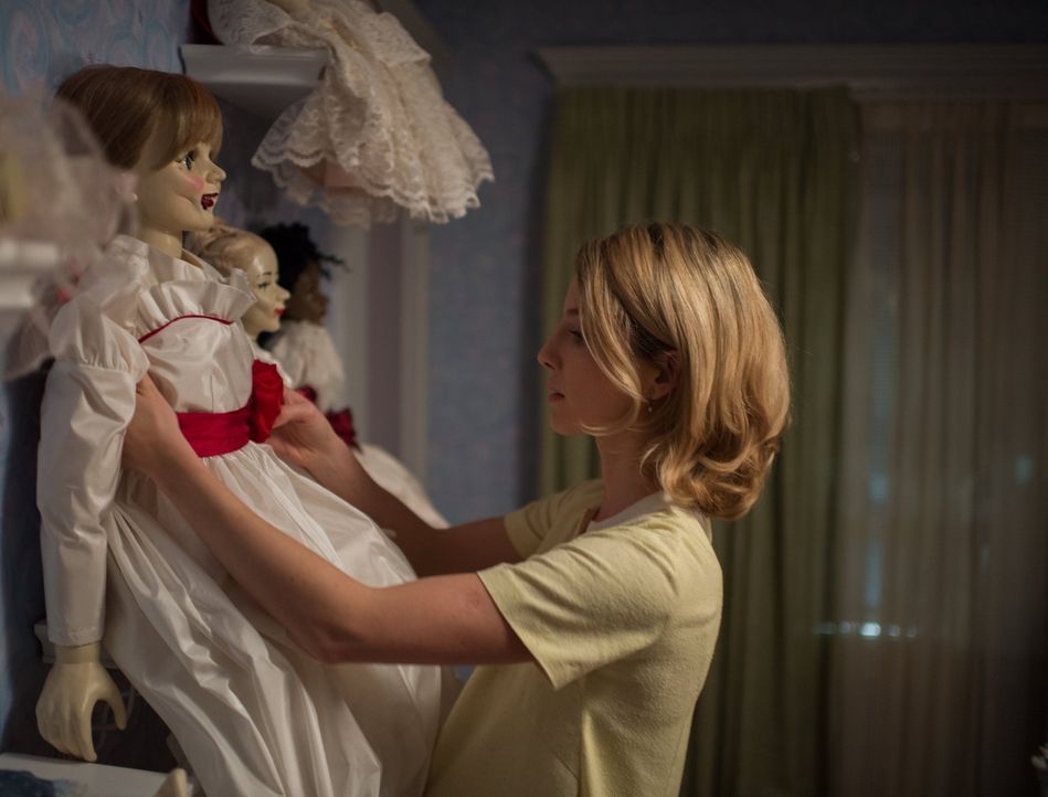 Von ihrem Mann bekommt Mia (Annabelle Wallis) eine Puppe geschenkt, die ihre Sammlung vervollständigen soll. Zuerst freut sie sich sehr über diese,... - Bildquelle: 2014 Warner Brothers