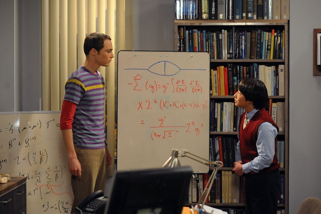 Sheldon Cooper (Jim Parsons, l.); Dennis Kim (Austin Lee, r.) - Bildquelle: Warner Bros. Television