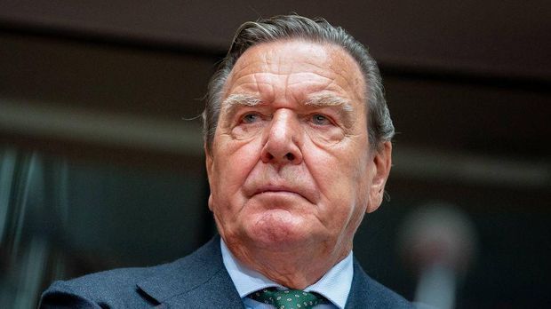 Schröder sucht Gespräch zu Streichung von Privilegien