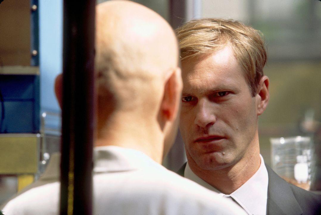 Als Mackelway (Aaron Eckhart, r.) und seine Partnerin dem Verdächtigen (Ben Kingsley, l.) bedrohlich nahe kommen, ist bald nicht mehr klar, wer Verf... - Bildquelle: 2006 Sony Pictures Television International
