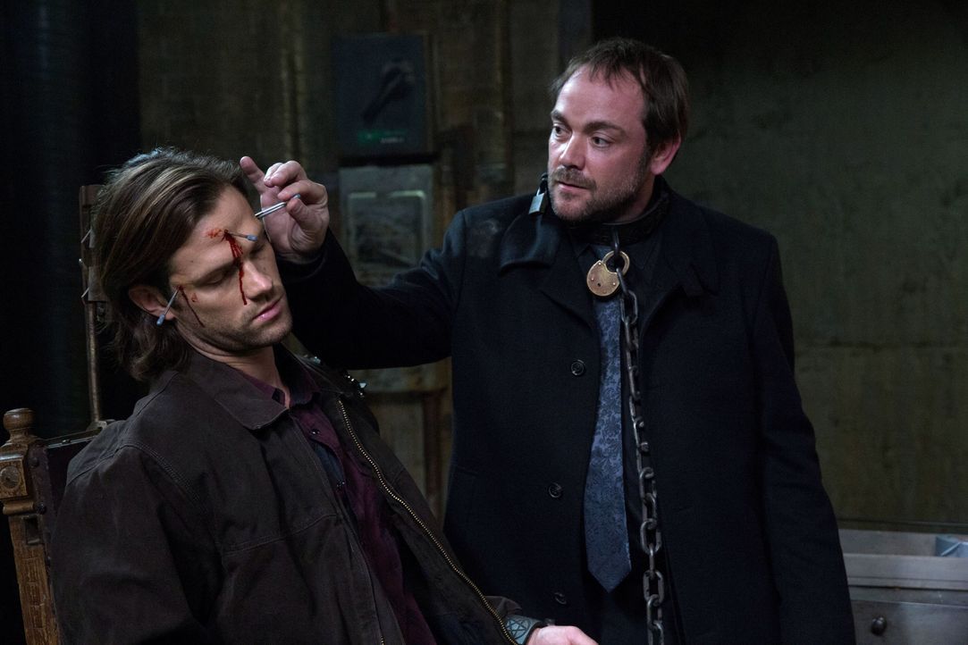 Die Tortur, die Crowley (Mark Sheppard, r.) verwendet, um Gadreel (Jared Padalecki, l.) von Sam zu trennen, zerrt an Deans Nerven. Wird sie auch erf... - Bildquelle: 2013 Warner Brothers