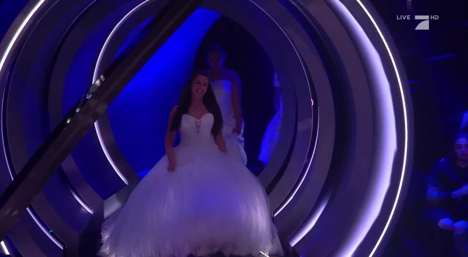 Alle Gegen Einen Video Wie Viele Braute Kommen In Ihrem Hochzeitskleid Ins Studio Prosieben