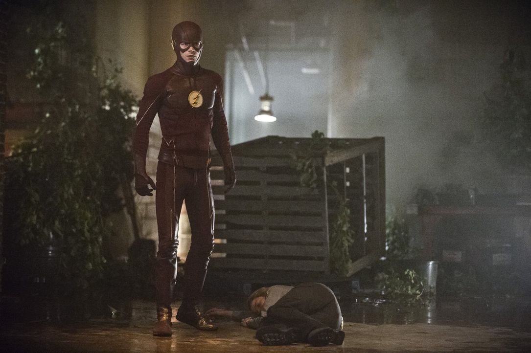 Patty (Shantel VanSanten, r.) vertraut auf Barry alias The Flash (Grant Gustin, l.), doch kann er die hübsche Polizistin auch wirklich retten? - Bildquelle: 2015 Warner Brothers.