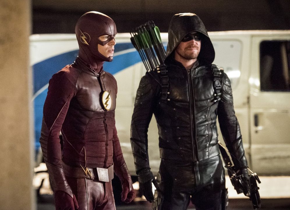 Müssen Barry alias The Flash (Grant Gustin, l.) und Oliver alias Green Arrow (Stephen Amell, r.) plötzlich gegen ihre eigentlichen Freunde kämpfen? - Bildquelle: 2016 Warner Bros.