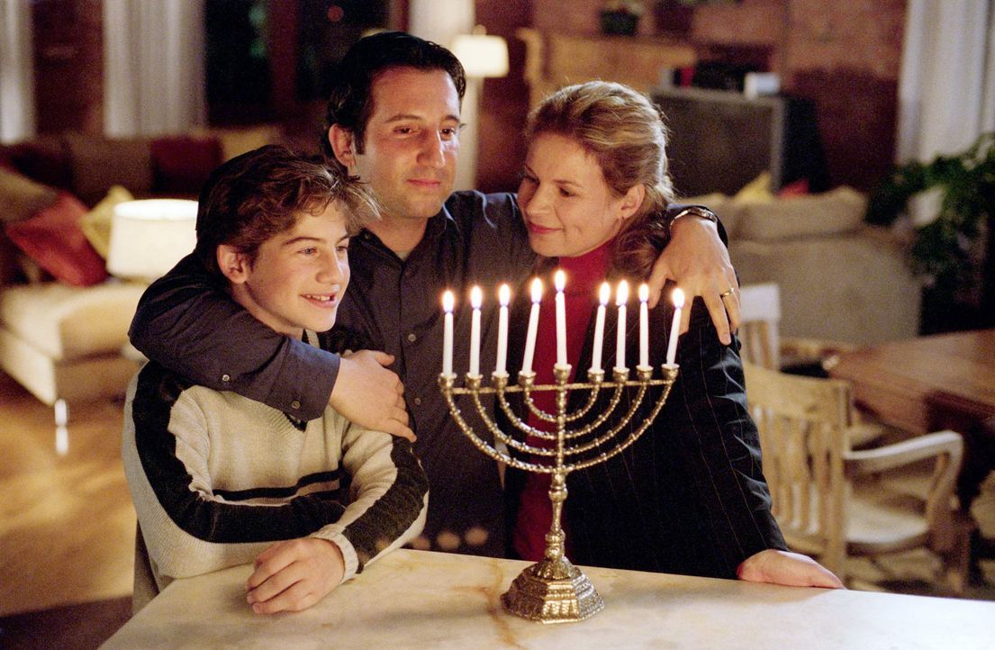 Chanukka im Hause Schlotsky: (v.l.n.r.) Alex (Alex D. Linz), Marshall (Jason Blicker) und Cynthia (Linda Kash) ... - Bildquelle: The Disney Channel