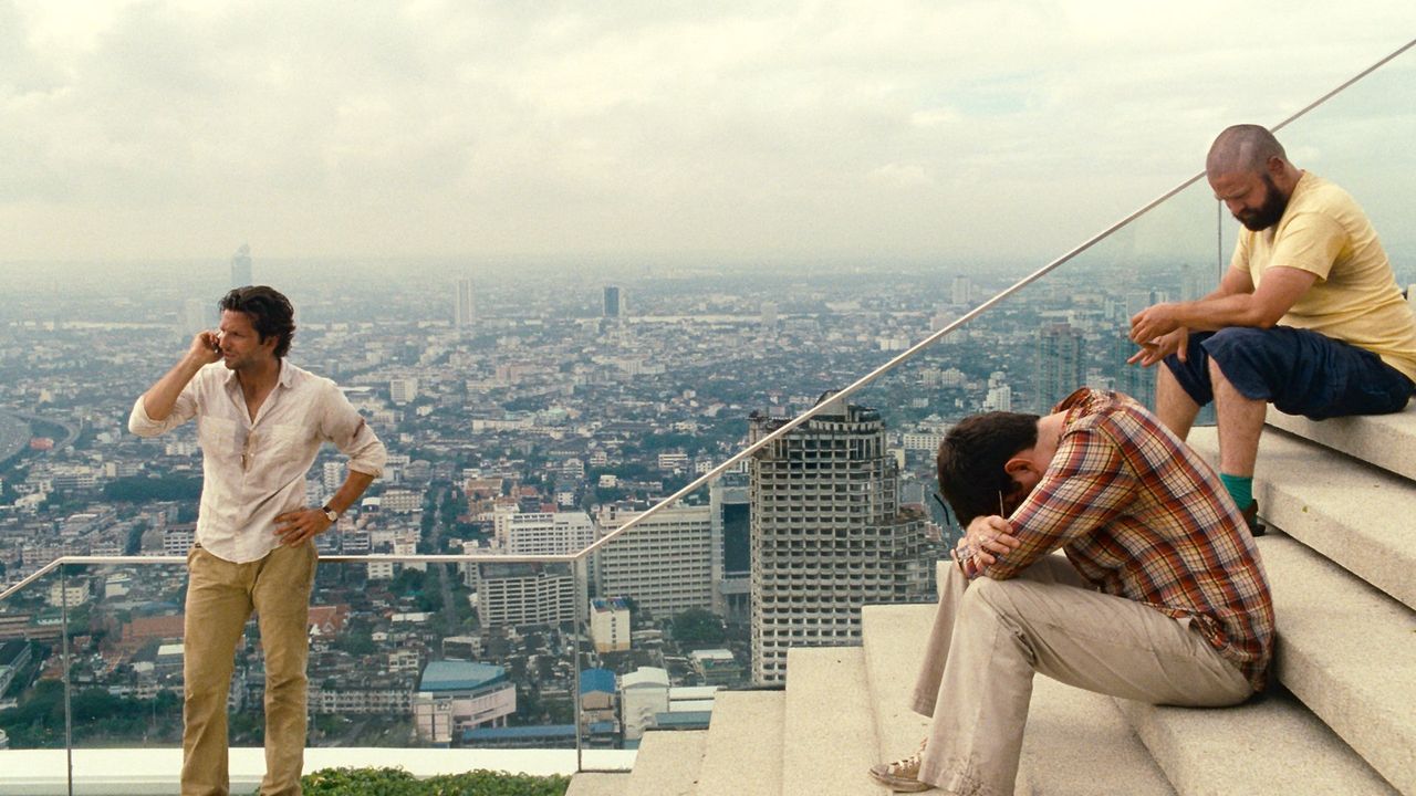 Und wieder sorgt ein gewaltiger Hangover nach einer Junggesellenparty bei Phil (Bradley Cooper, l.), Stu (Ed Helms, M.) und Alan (Zach Galifianakis,... - Bildquelle: Warner Brothers