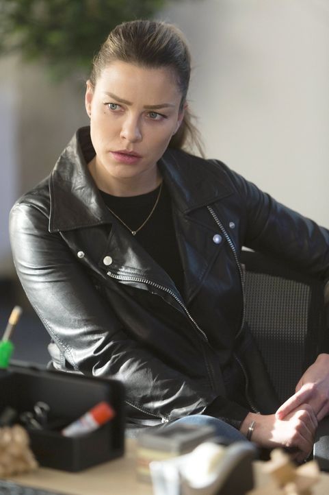 Noch ahnt Chloe (Lauren German) nicht, was in der angeblich perfekten Privatschule im Verborgenen alles vor sich geht ... - Bildquelle: 2016 Warner Brothers