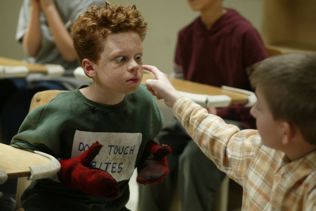Dewey (Eric Per Sullivan, r.) soll in eine spezielle Klasse, doch zuvor muss er sich einem Hochbegabtentest unterziehen ... - Bildquelle: TM +   2000 Twentieth Century Fox Film Corporation. All Rights Reserved.