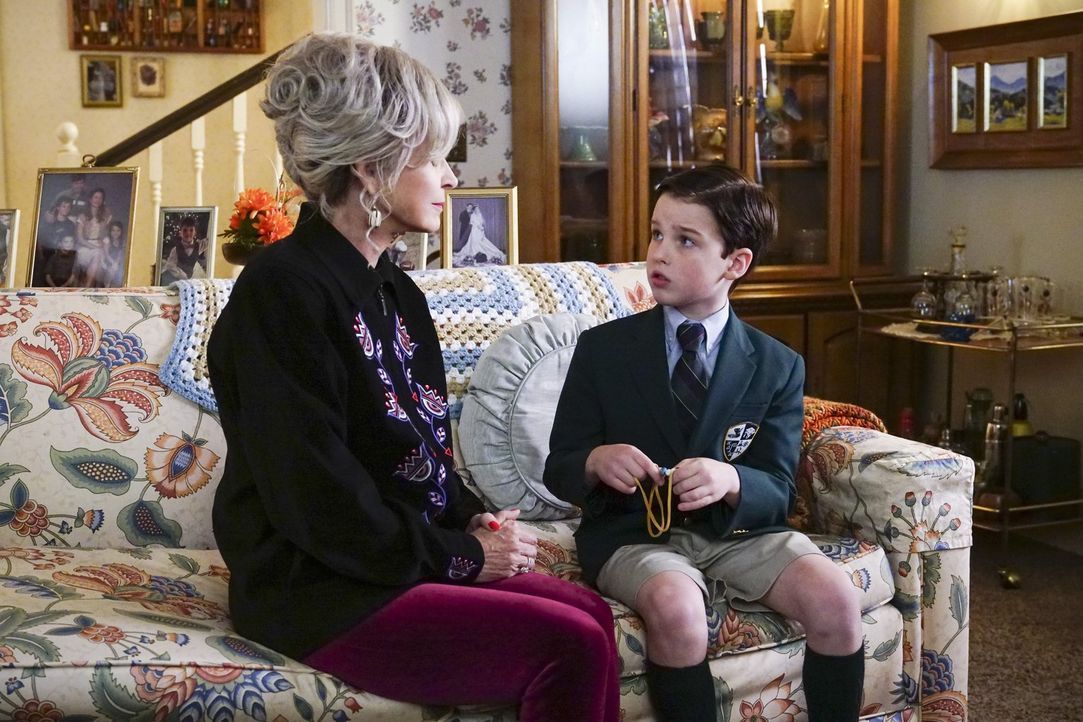 Wird sich Meemaw (Annie Potts, l.) dafür einsetzen, dass Sheldon (Iain Amitage, r.) nach Dallas auf eine Schule für Hochbegabte gehen kann? - Bildquelle: Warner Bros.