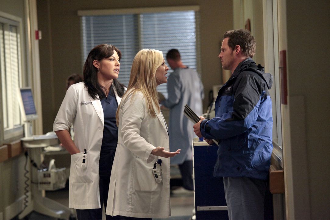 Arizona (Jessica Capshaw, M.) erfährt von Alex' (Justin Chambers, r.) Überlegungen, ans Johns Hopkins Hospital zu wechseln, und ist total wütend. Ca... - Bildquelle: Touchstone Television