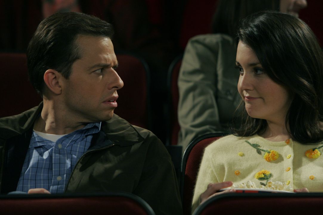 Alan Harper (Jon Cryer, l.); Rose (Melanie Lynskey, r.) - Bildquelle: Warner Brothers Entertainment Inc.