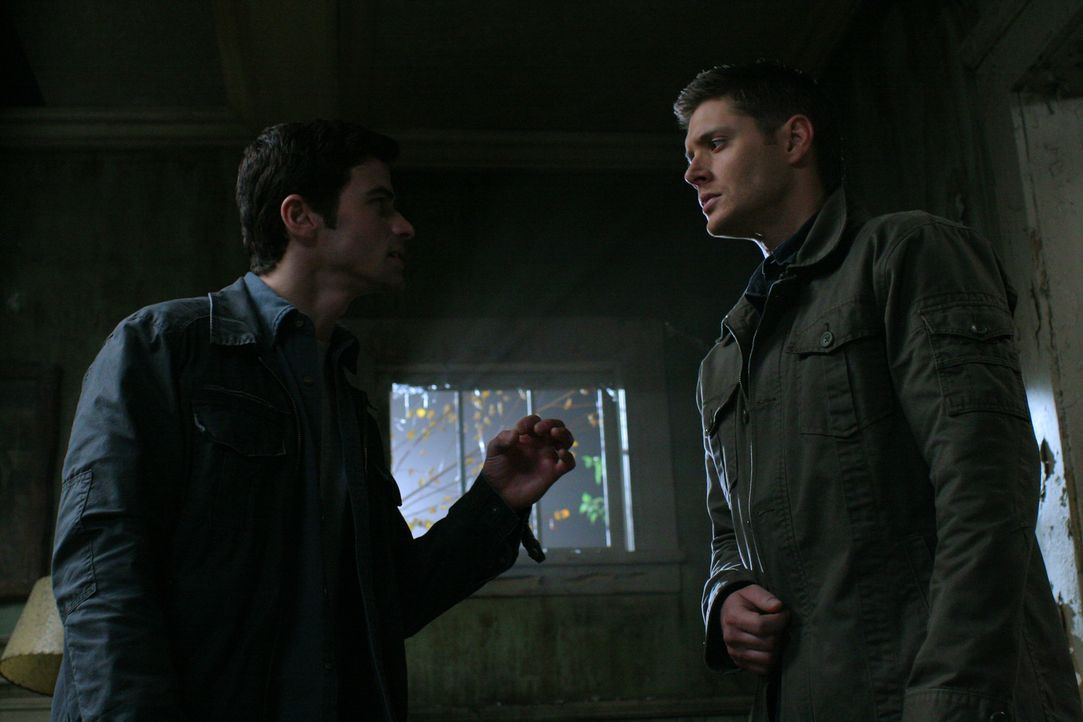 Im Kampf gegen das Böse: Dean (Jensen Ackles, r.) und John (Matt Cohen, l.) ... - Bildquelle: Warner Bros. Television