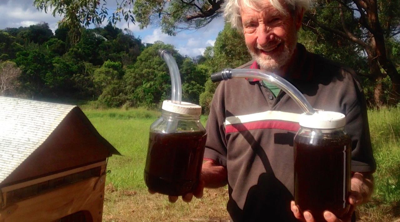 Imker Don Anderson (Bild) ist stolz und froh über die Erfindung seiner Enkel Stuart und Cedar: Ein Bienenstock mit Zapfhahn ... - Bildquelle: Honeyflow.com