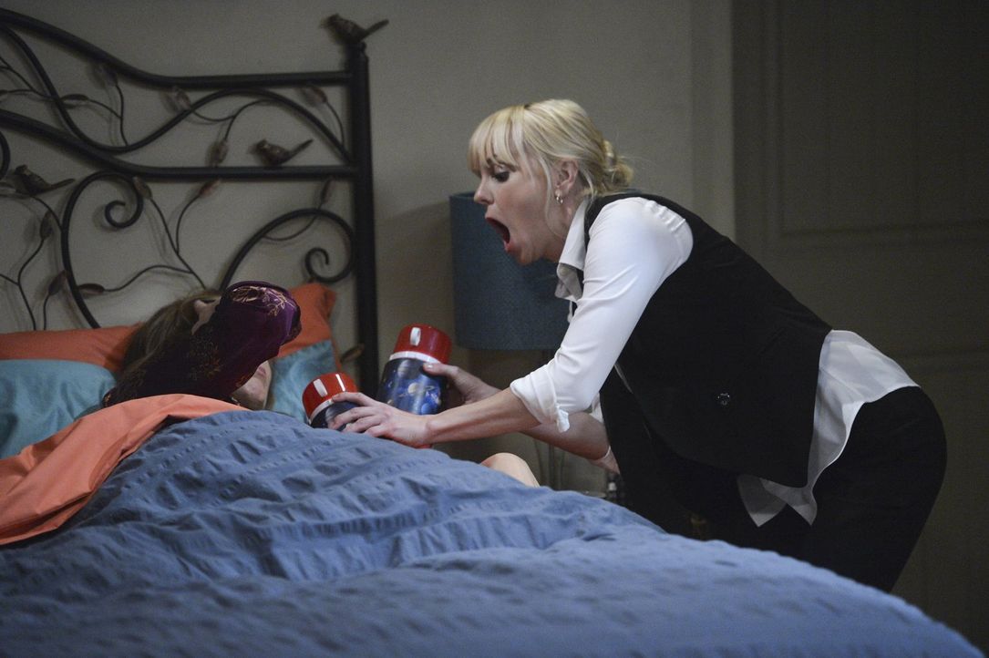 Versucht, ihre Mutter Bonnie (Allison Janney, l.) zu beruhigen und ihren verursachten Schaden zu dämpfen: Christy (Anna Faris, r.) ... - Bildquelle: Warner Bros. Television