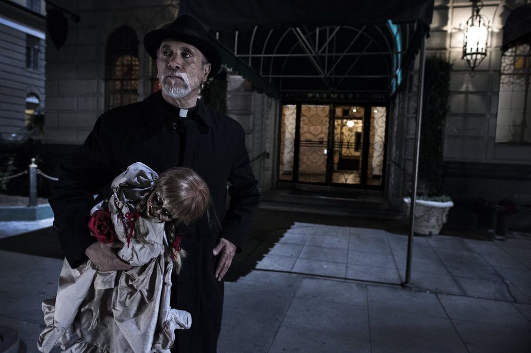 Mit allen Mitteln probiert Pater Perez (Tony Amendola), der Puppe Annabelle den Gar auszumachen. Doch hat er wirklich eine Chance gegen die dunklen... - Bildquelle: 2014 Warner Brothers