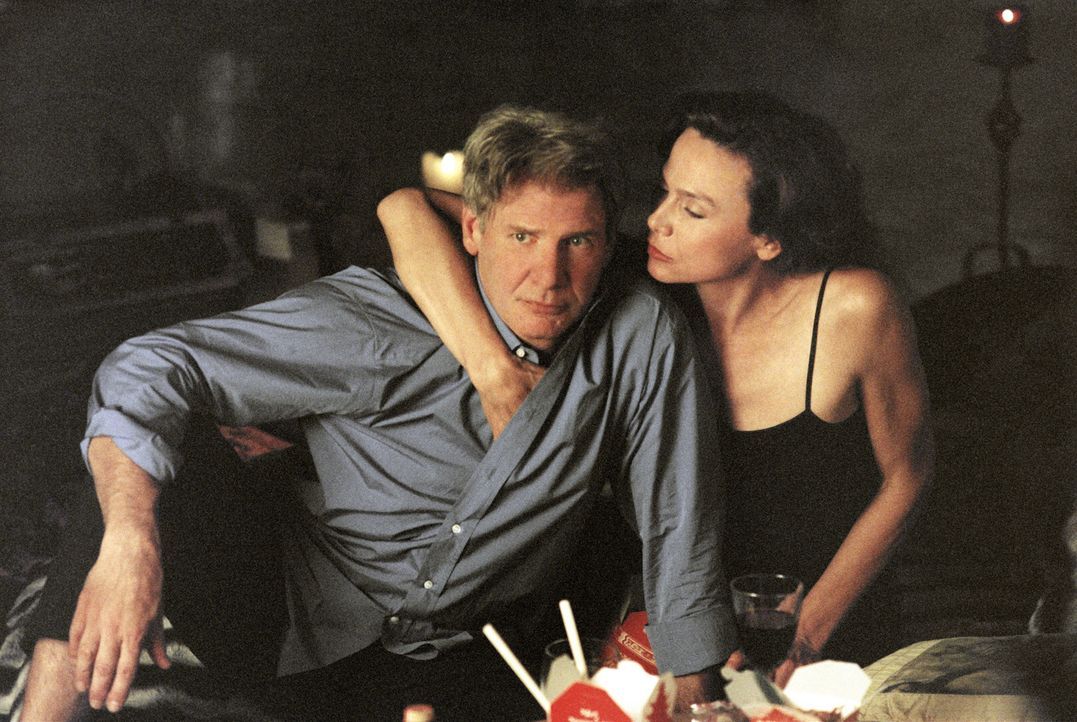 Hat schon drei teure Ex-Frauen: Gavilan (Harrison Ford, l.) mit Ruby (Lena Olin, r.) ... - Bildquelle: 2003 Sony Pictures Television International. All Rights Reserved.
