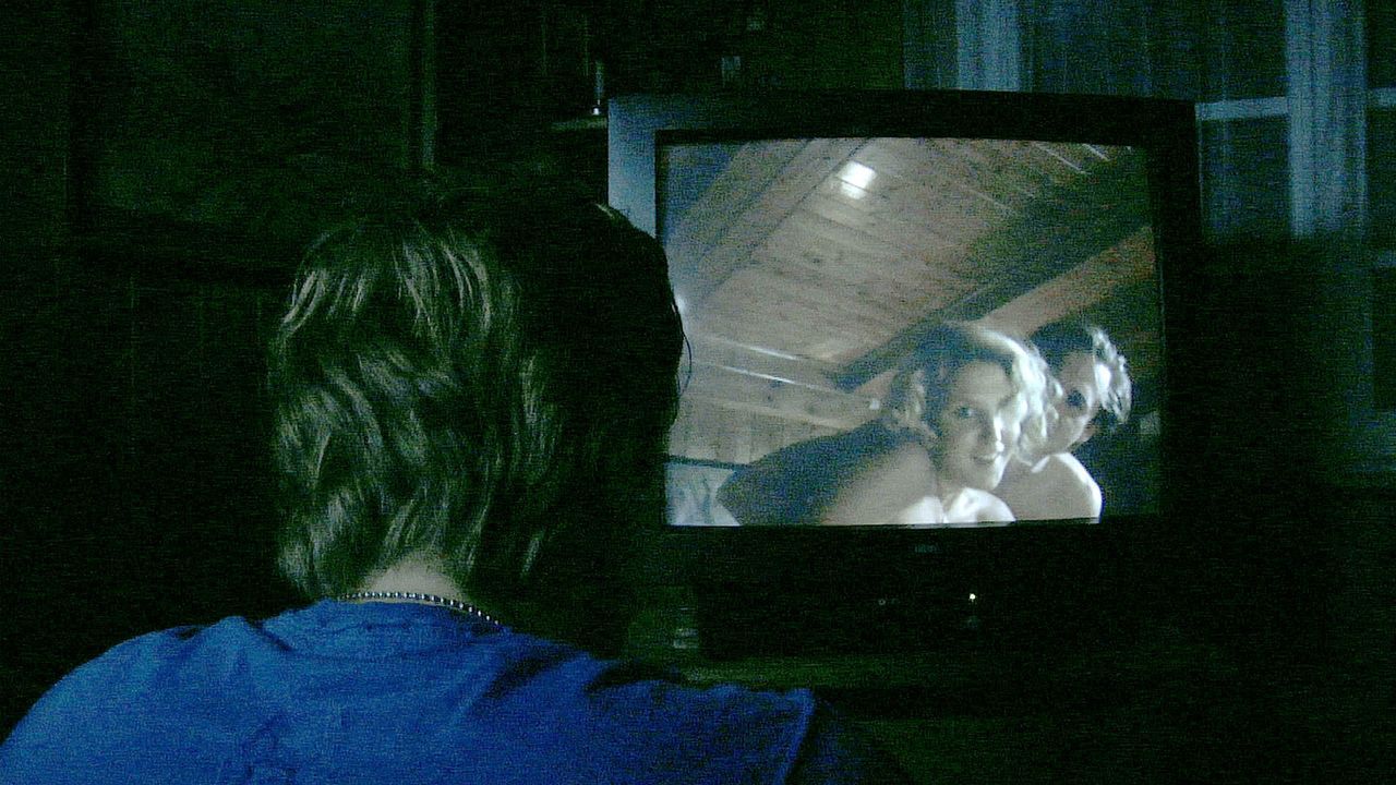 Als der dubiose Fernseher Mike (Adrian Topol) auch noch eindeutige Homevideos seiner Freundin mit Jürgen zeigt, rastet er völlig aus ...