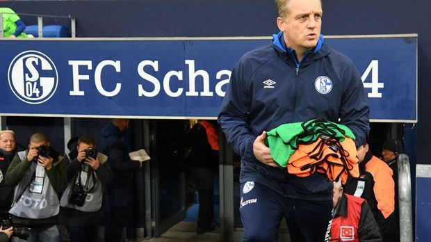 Büskens soll Schalke als Feuerwehrmann zum Aufstieg führen