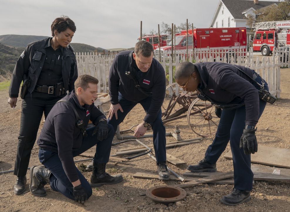 (v.l.n.r.) Athena Grant (Angela Bassett); Evan "Buck" Buckley (Oliver Stark); Bobby Nash (Peter Krause); Henrietta "Hen" Wilson (Aisha Hinds) - Bildquelle: Jack Zeman 2019-2020 Twentieth Century Fox Film Corporation.  All rights reserved. / Jack Zeman