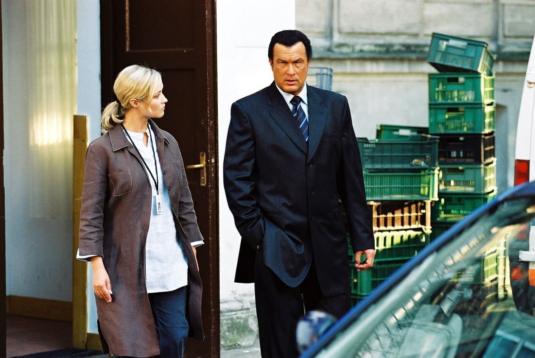 Als der Ex-Undercover-Agent Billy Ray Lancing (Steven Seagal, r.) entdeckt, dass seine kleine Brieffreundin von einem skrupellosen Menschenhändler v... - Bildquelle: Franchise Pictures