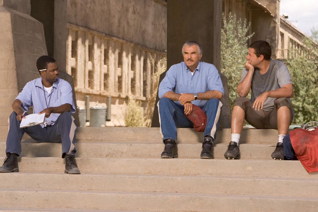 Gefängnisdirektor Hazen rechnet nicht damit, dass Paul (Adam Sandler, r.) einen eigenen Plan verfolgt. Mit Hilfe des gewieften Caretakers (Chris Ro... - Bildquelle: Sony 2007 CPT Holdings, Inc.  All Rights Reserved.