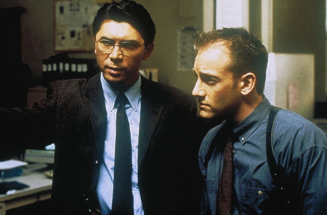 Ein grausamer Killer treibt makabere Rätselspiele mit seinen Opfern, bevor er sie aufhängt. Detective Nick Roos (Lou Diamond Phillips, l.) der mit... - Bildquelle: COLUMBIA TRISTAR INTERNATIONAL TELEVISION