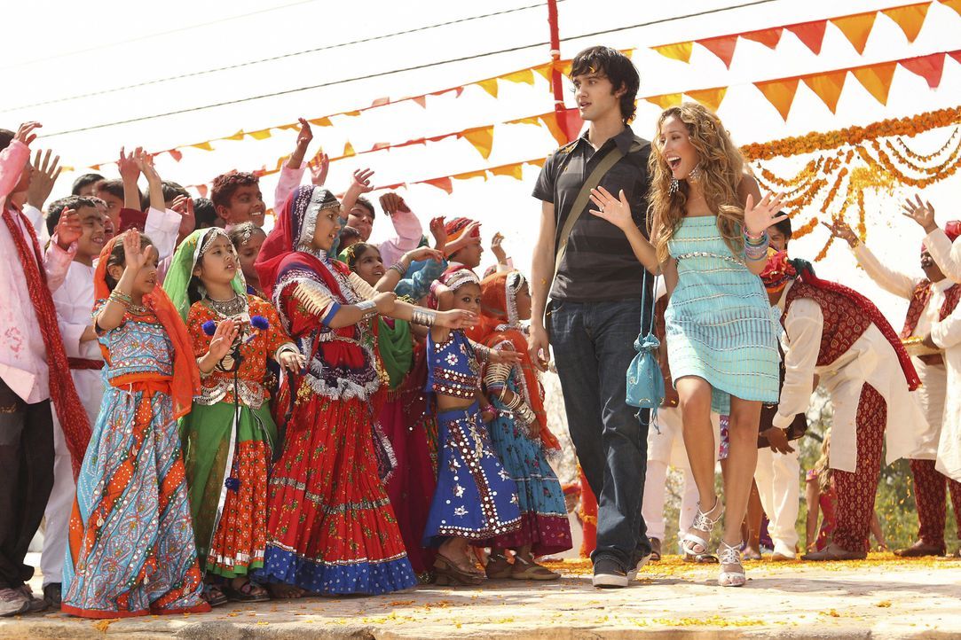 Amar führt Vik (Michael Steger, l.) und Chanel (Adrienne Bailon, r.) in seine Heimatstadt, die schöner ist als jede Bollywood Filmkulisse ... - Bildquelle: Disney - ABC - ESPN Television