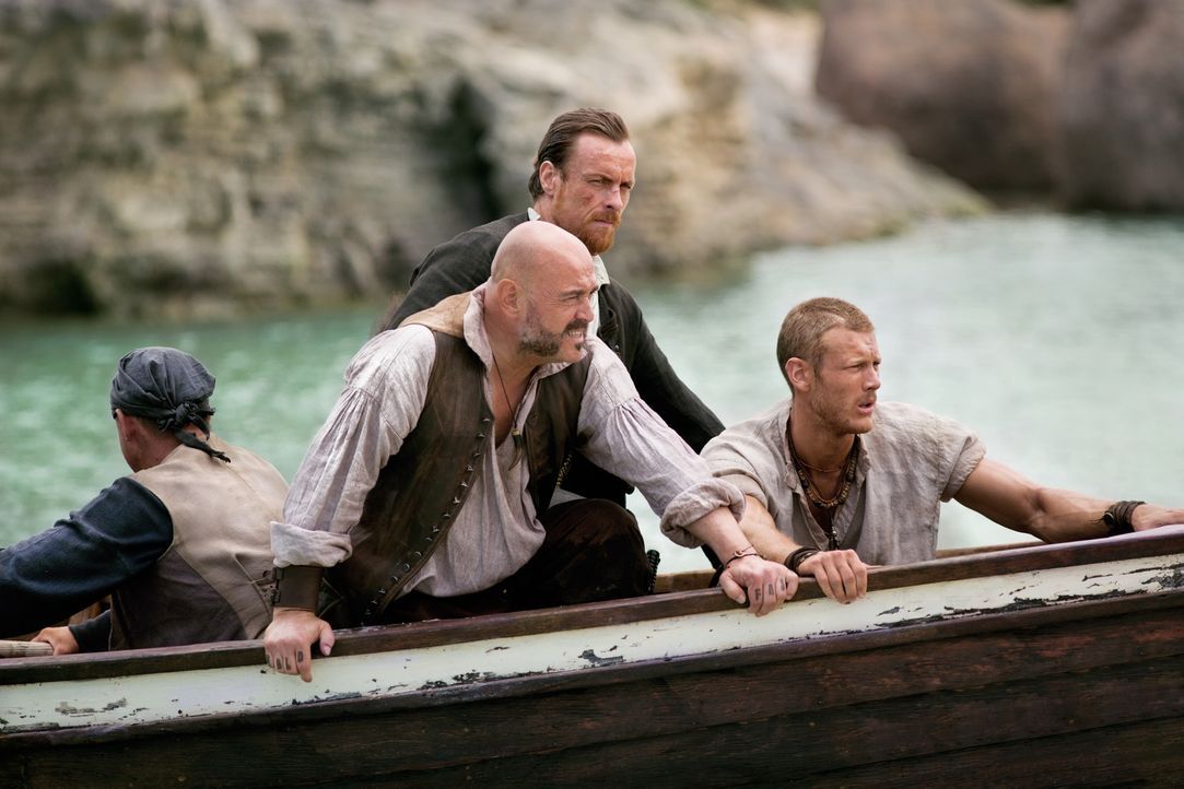 Ein schreckliches Geheimnis lässt Captain Flint (Toby Stephens, M.), Billy Bones (Tom Hopper, r.) und Gates (Mark Ryan, 2.v.l.) zusammenarbeiten ... - Bildquelle: 2013 Starz Entertainment LLC, All rights reserved