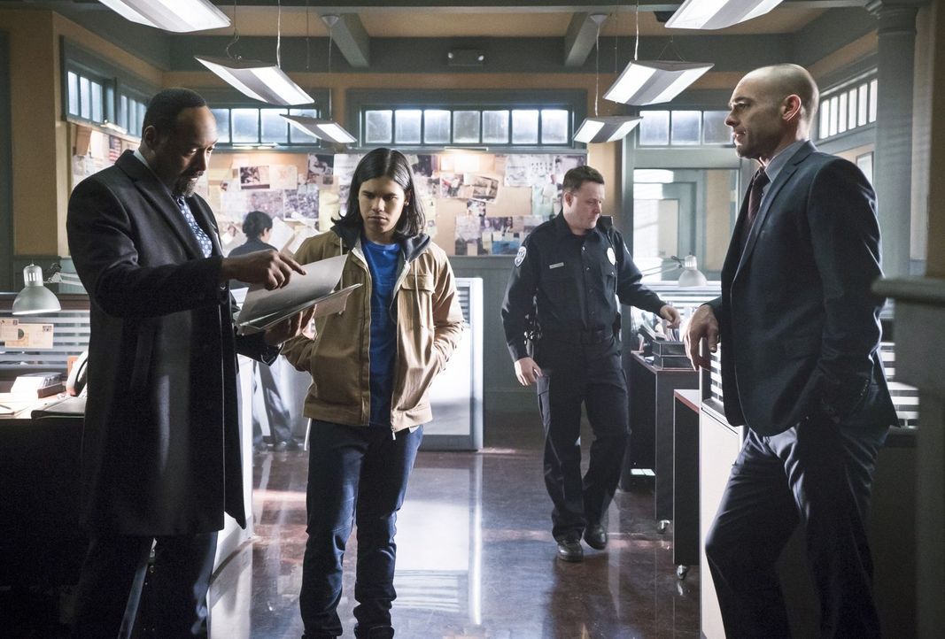 Kann Captain Lance (Paul Blackthorne, r.) Joe (Jesse L. Martin, l.) und Cisco (Carlos Valdes, 2.v.l.) wirklich bei ihren Ermittlungen Dr. Wells betr... - Bildquelle: Warner Brothers.