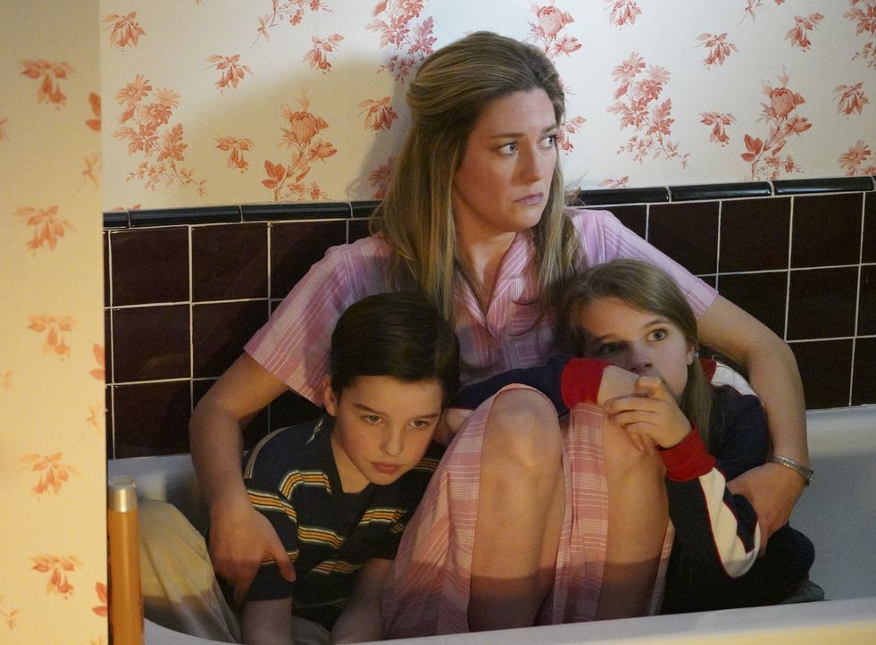 Zeigt ein Tornado Sheldon (Iain Armitage, l.) und Missy (Raegan Revord, r.) wie sehr sie die Führsorge ihrer Mutter Mary (Zoe Perry, M.) brauchen? - Bildquelle: Warner Bros. Television