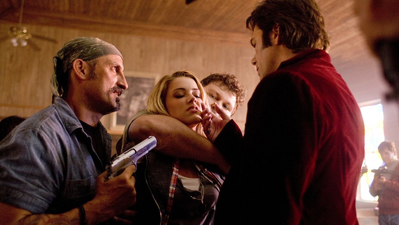 Bei dem Versuch, ein unschuldiges Mädchen aus den Fängen von Satanisten-Guru Jonah King (Billy Burke, r.) und seinen Anhängern zu befreien, gerät di... - Bildquelle: 2011 Warner Bros. Entertainment INC. All rights reserved.