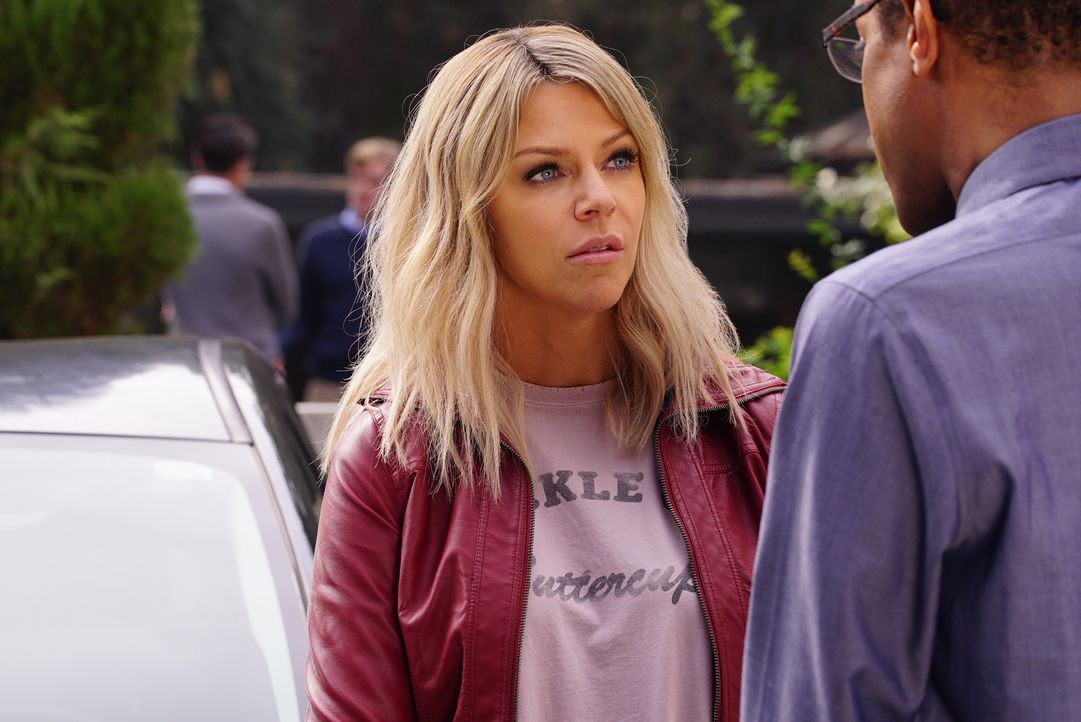 Mit ihren eigenen Mitteln probiert Mickey (Kaitlin Olson) Chips Zukunft zu retten. Auch, wenn sie dafür seinen Lehrer bezirzen muss ... - Bildquelle: 2017 Fox and its related entities. All rights reserved.