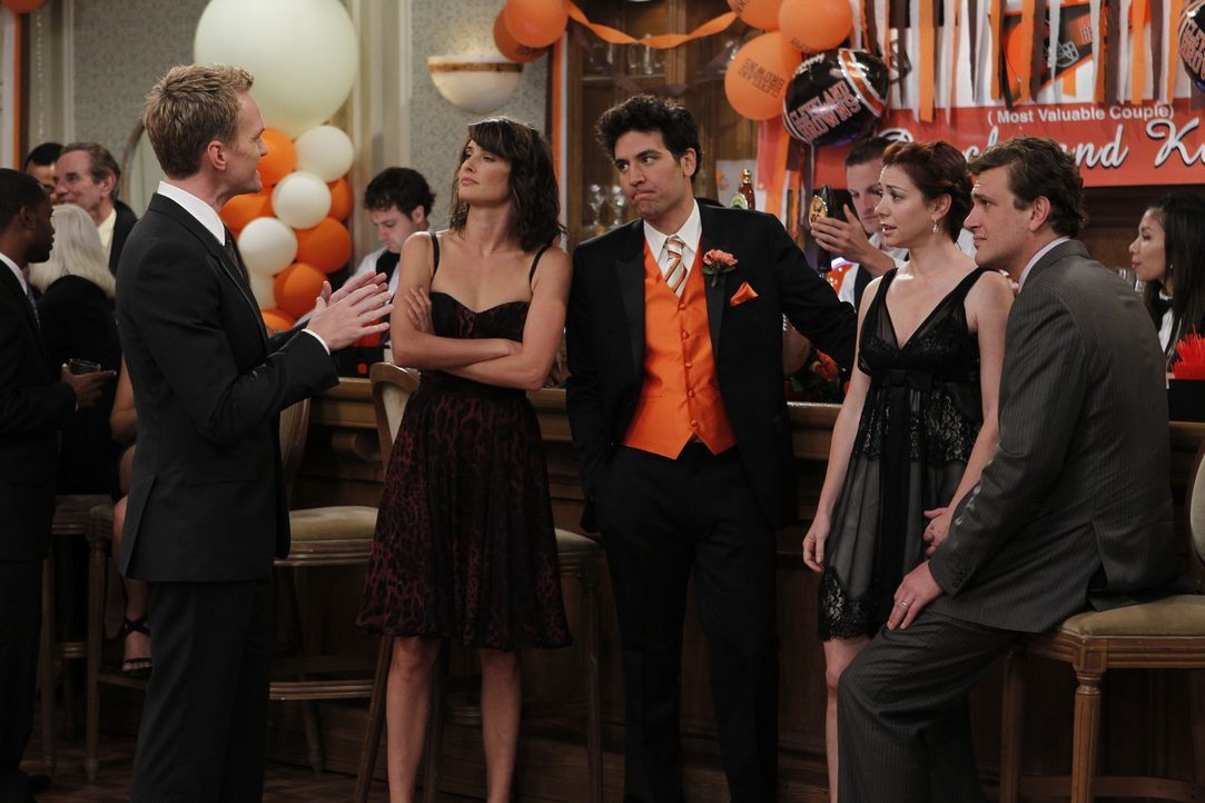 Rückblende an eine ganz spezielle Hochzeit: (v.l.n.r.) Barney (Neil Patrick Harris), Robin (Cobie Smulders), Ted (Josh Radnor), Marshall (Jason Seg... - Bildquelle: 20th Century Fox International Television