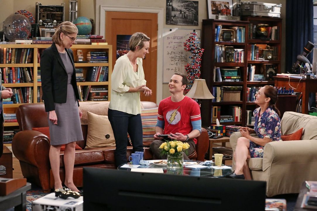Mit wem kann Penny (Kaley Cuoco, 2.v.l.) besser? Mary (Laurie Metcalf, r.) oder Beverly (Christine Baranski, l.)? Sheldon (Jim Parsons, 2.v.r.) sieh... - Bildquelle: Warner Bros. Television