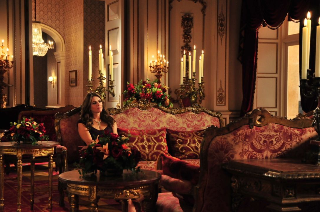 Wird sie an den Intrigen von Prinz Cyrus zu Grunde gehen? Königin Helena (Elizabeth Hurley) ... - Bildquelle: Helen Vidler 2014 E! Entertainment Media, LLC