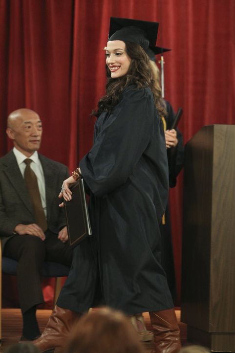 Ist stolz auf sich, dass sie den Highschool-Abschluss erfolgreich nachgeholt hat: Max (Kat Dennings) ... - Bildquelle: Warner Bros. Television