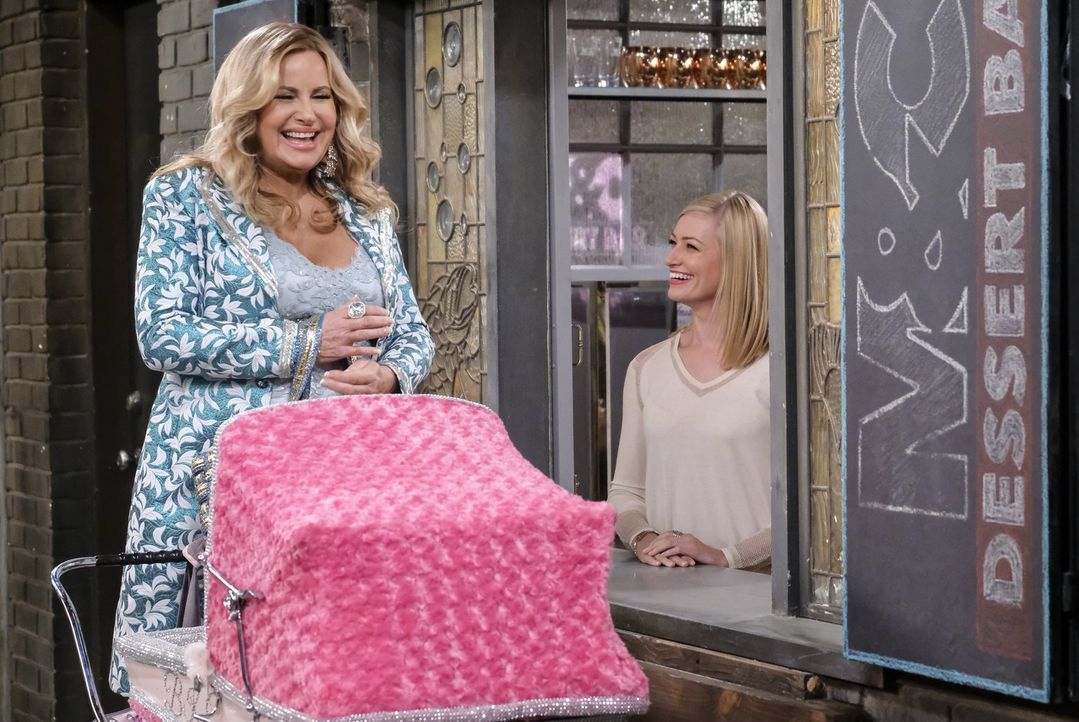 Während Sophie (Jennifer Coolidge, l.) sich über den Humor ihrer Tochter wundert, muss Caroline (Beth Behrs, r.) Max einen Schubs geben, damit diese... - Bildquelle: Warner Bros. Television