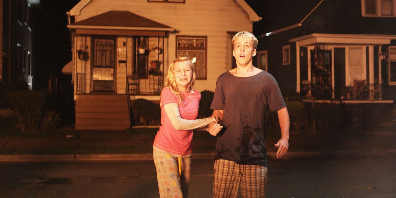 In letzter Sekunde kann Sam (Michael Paul Place, r.) seine Schwester Jenna (Catherine Towne, l.) retten, doch ihre Eltern kommen bei dem Brand ums L... - Bildquelle: Flashback Films, LLC