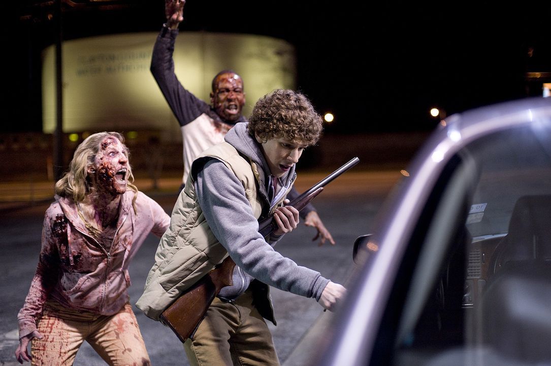 Als einer der letzten Nicht-Zombies in seiner von Untoten besetzen Heimatstadt konnte Angsthase Columbus (Jesse Eisenberg, r.) bisher alle Angriffe... - Bildquelle: 2009 Columbia Pictures Industries, Inc. and Beverly Blvd LLC. All Rights Reserved.
