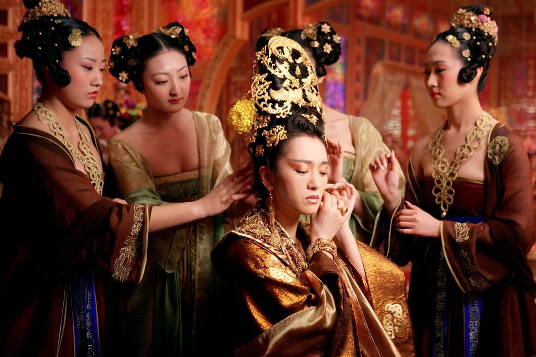 Kaiserin Phoenix (Li Gong, M.) plant gemeinsam mit ihren Söhnen ein Komplott gegen ihren Mann Kaiser Pling ... - Bildquelle: TOBIS Film