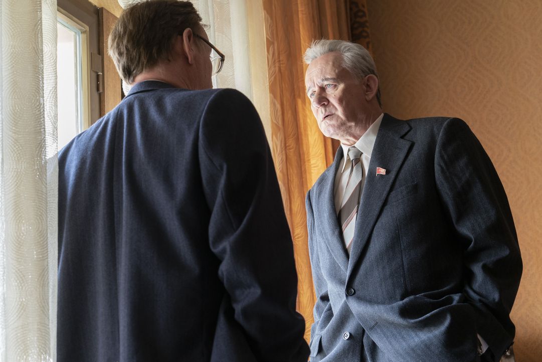 Waleri Legassow (Jared Harris, l.); Boris Schtscherbina (Stellan Skarsgård, r.) - Bildquelle: Sky UK Ltd/HBO